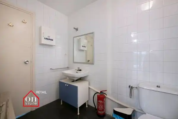 Baño de Local en venta en Sant Cugat del Vallès con Aire acondicionado, Calefacción y Parquet