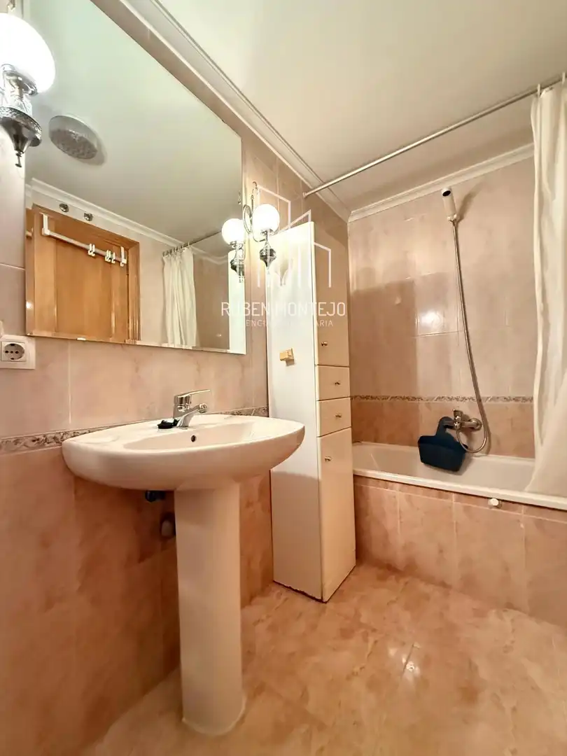Bathroom of Flat for rent in Salamanca  with Heating, Terrace and Furnished