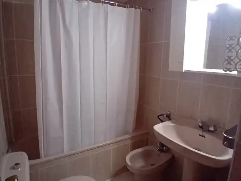 Badezimmer von Wohnung zur Miete in  Jaén Capital mit Klimaanlage, Terrasse und Schwimmbad