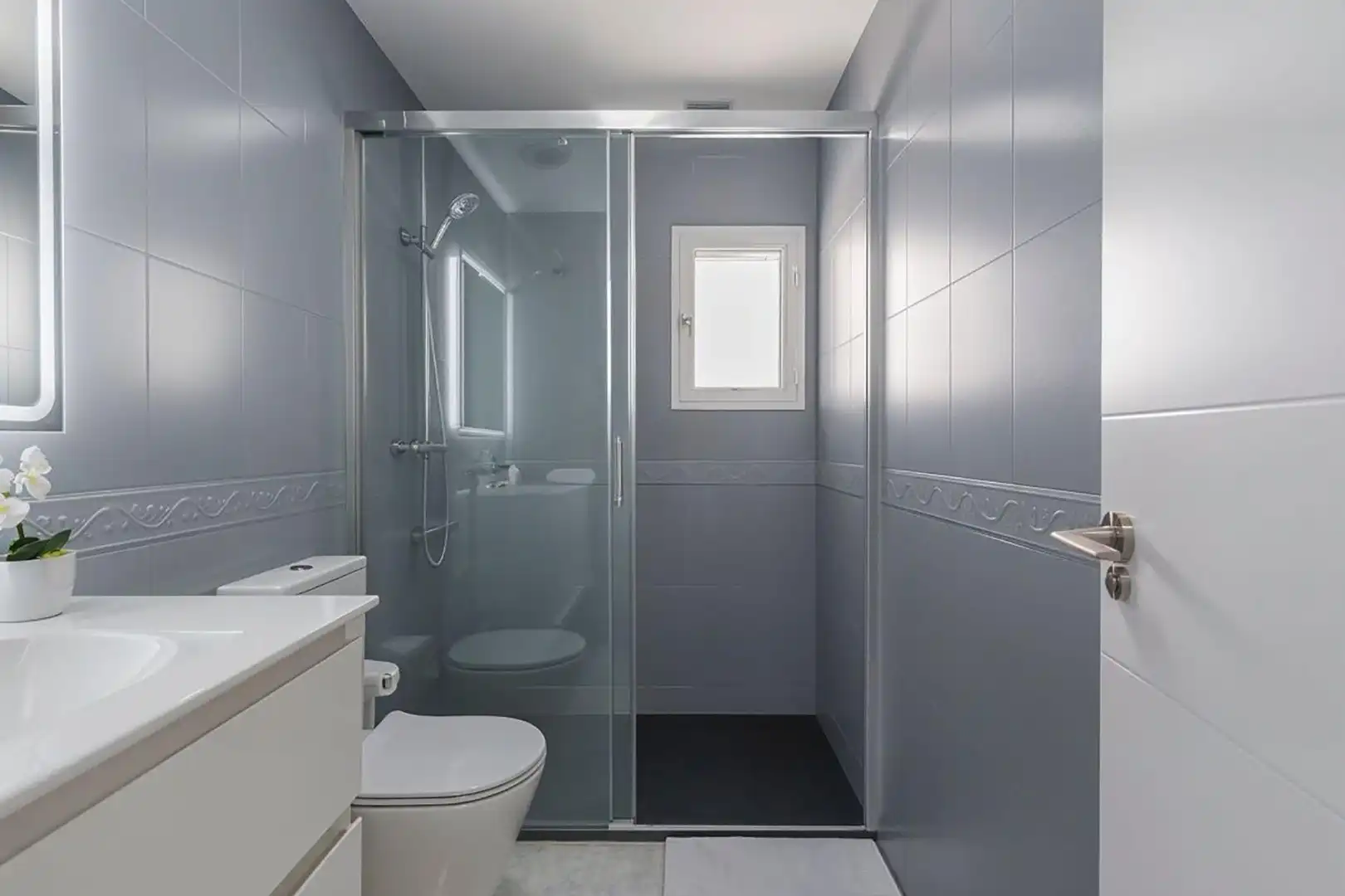 Badezimmer von Einfamilien-Reihenhaus zum Verkauf in Marbella mit Klimaanlage, Heizung und Privatgarten