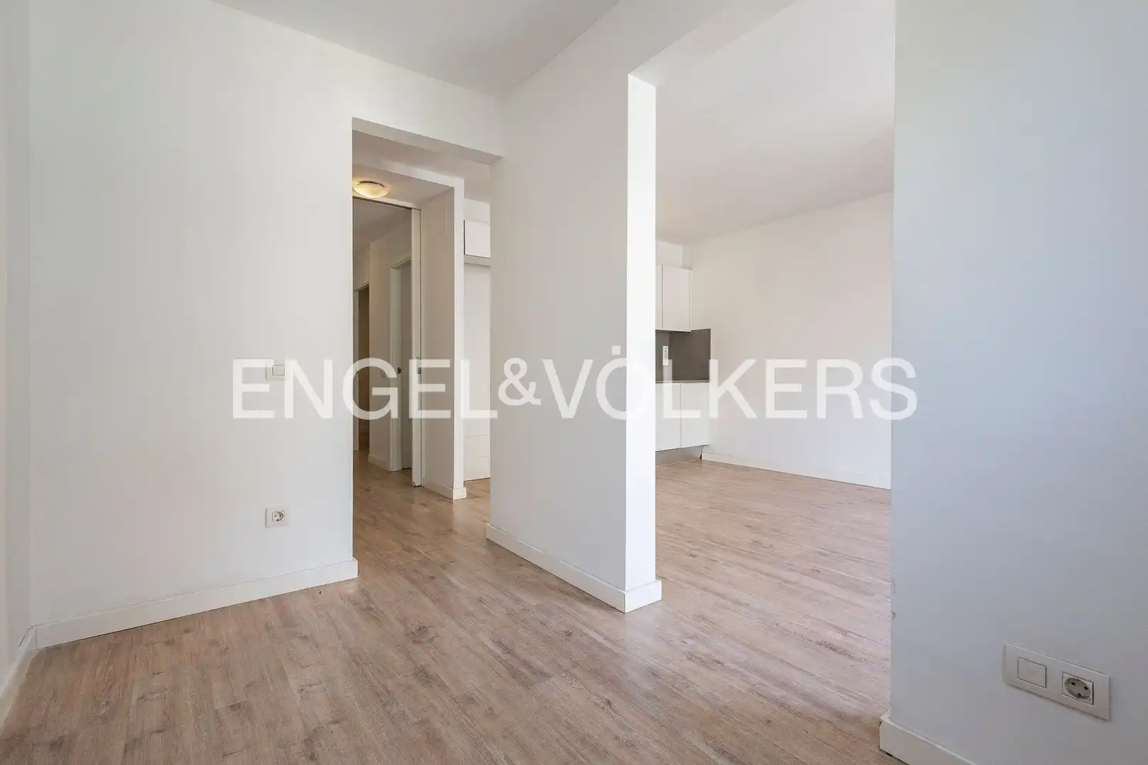 Piso en venta en Barcelona con Calefacción, Terraza y Balcón