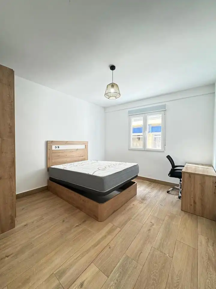 Habitación de Piso para compartir en Segovia con Calefacción, Terraza y Amueblado
