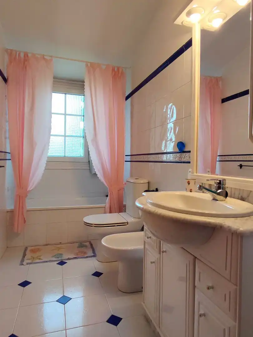 Baño de Casa o chalet en venta en Bergondo con Calefacción, Jardín privado y Parquet