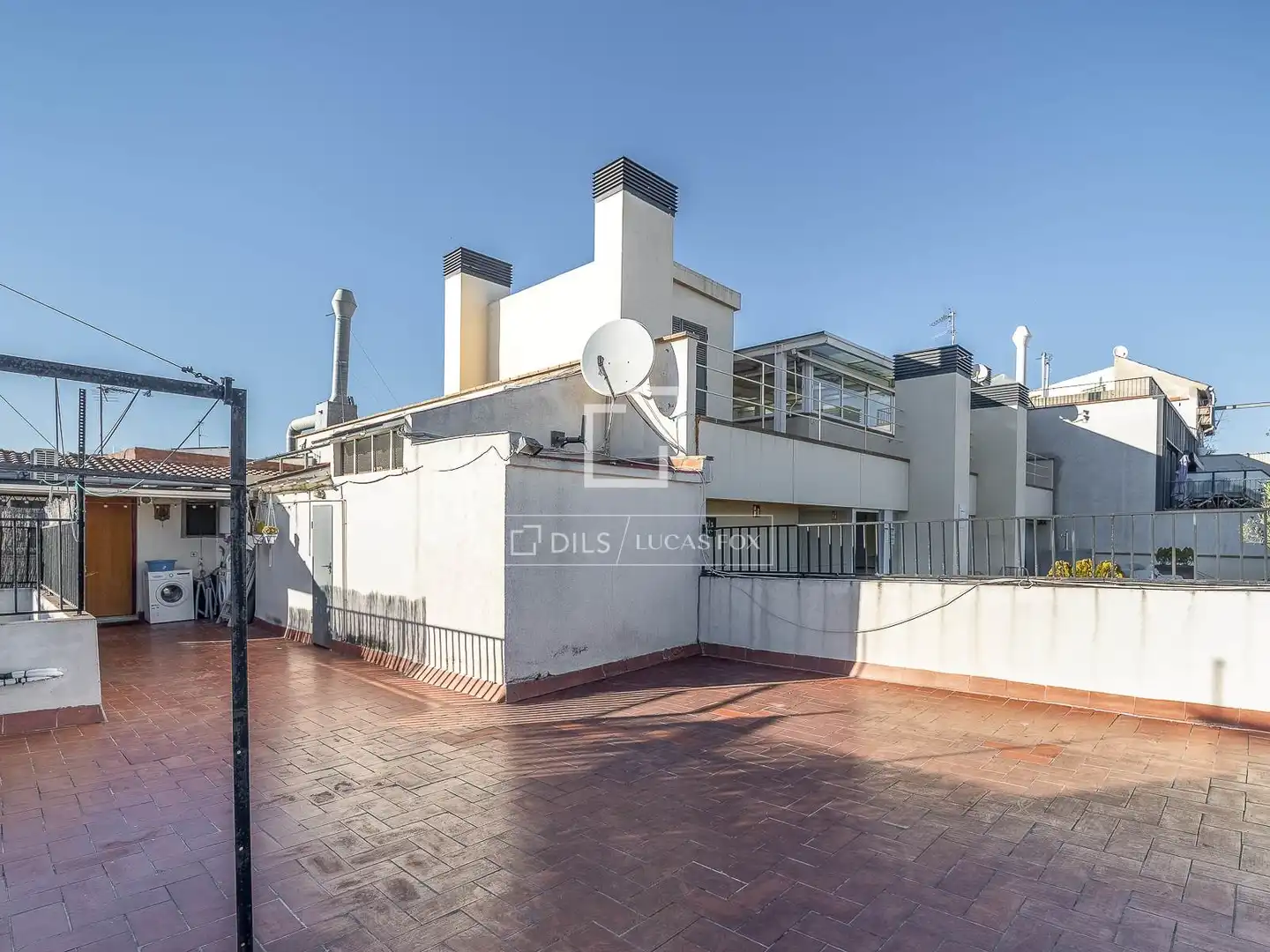 Außenansicht von Wohnung zum Verkauf in Barcelona mit Klimaanlage, Terrasse und Balkon
