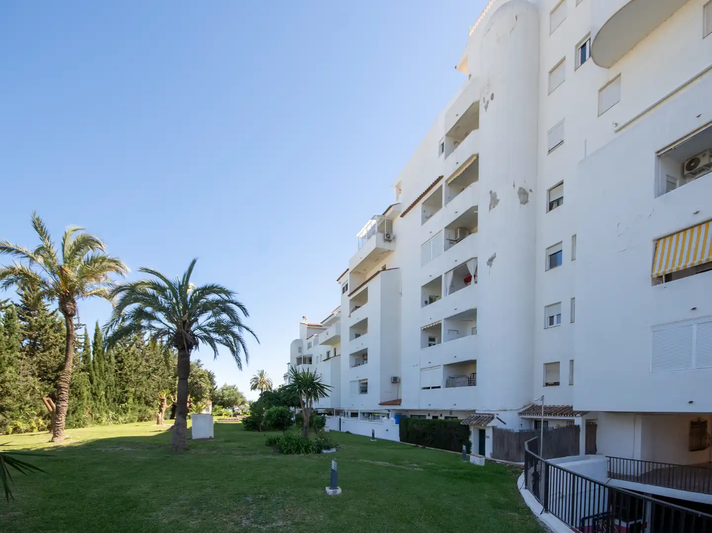 Vista exterior de Pis en venda en Estepona amb Aire condicionat, Calefacció i Terrassa