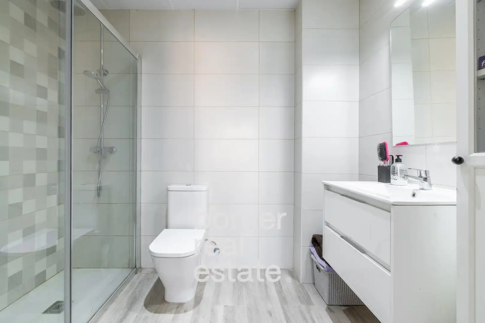 Bathroom of Flat for sale in Terrassa  with Air Conditioner, Heating and Parquet flooring