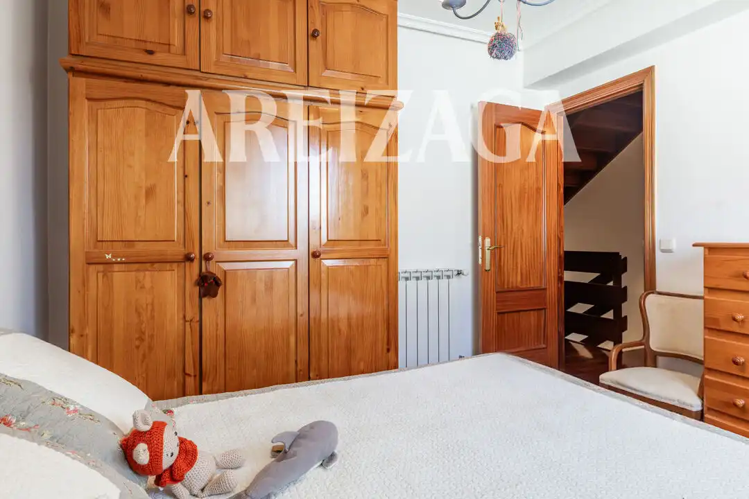 Dormitori de Casa adosada en venda en Donostia - San Sebastián  amb Calefacció, Terrassa i Traster
