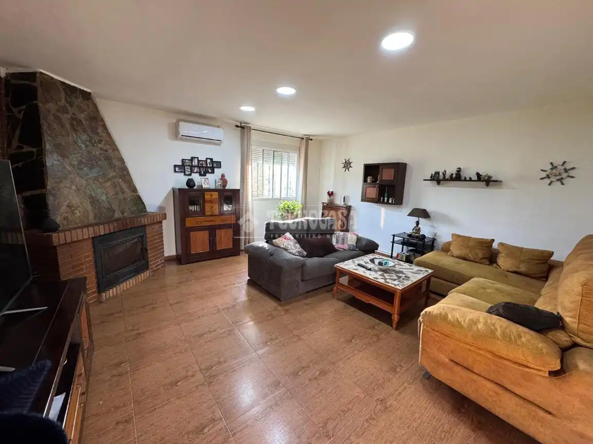 Wohnzimmer von Country house zum Verkauf in Badajoz mit Klimaanlage, Privatgarten und Terrasse