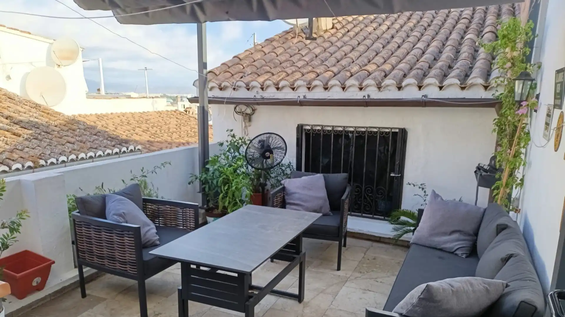 Terrasse von Einfamilien-Reihenhaus zum Verkauf in Oliva mit Klimaanlage, Abstellraum und Whirlpool