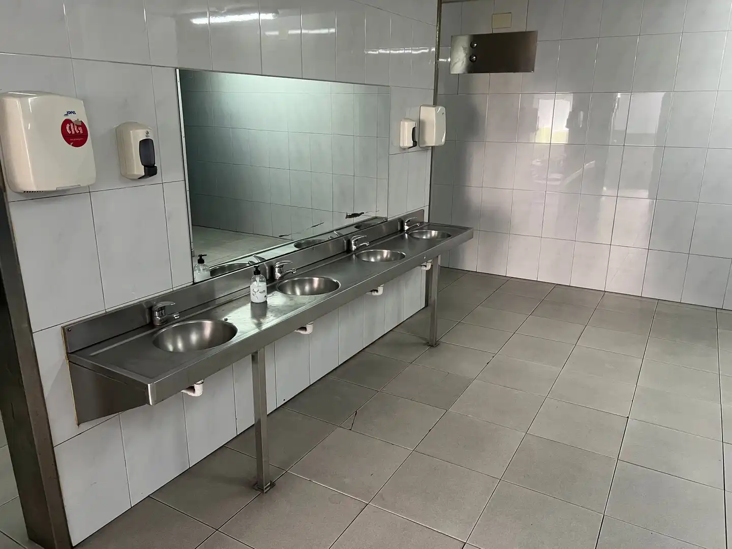 Baño de Nave industrial de alquiler en Sarria