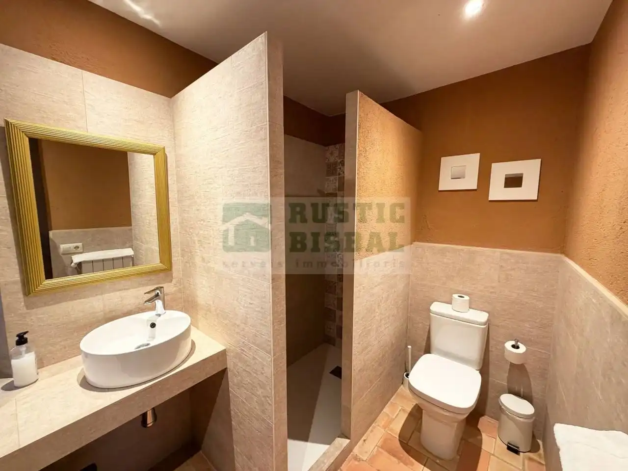 Baño de Finca rústica de alquiler en Vilademuls con Aire acondicionado, Calefacción y Jardín privado