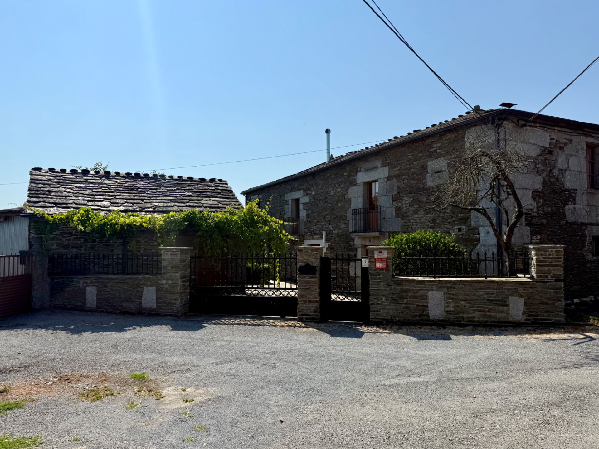 Vista exterior de Casa o xalet en venda en Lugo Capital amb Jardí privat, Terrassa i Moblat