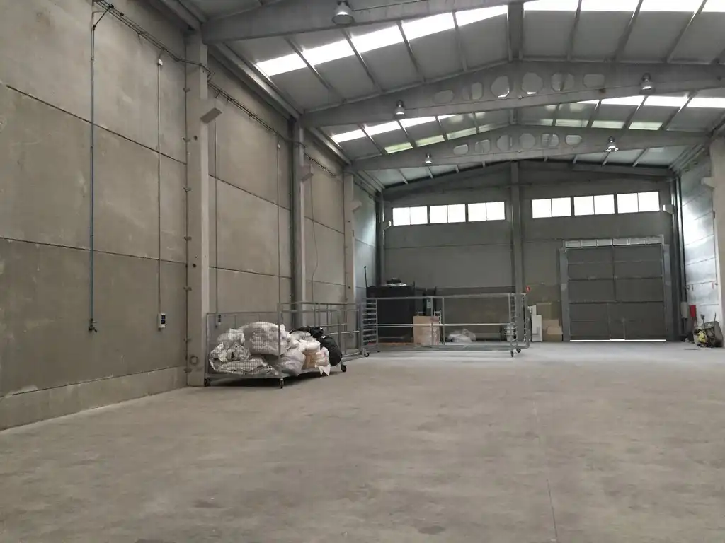 Fabrikhallen zur Miete in Carral