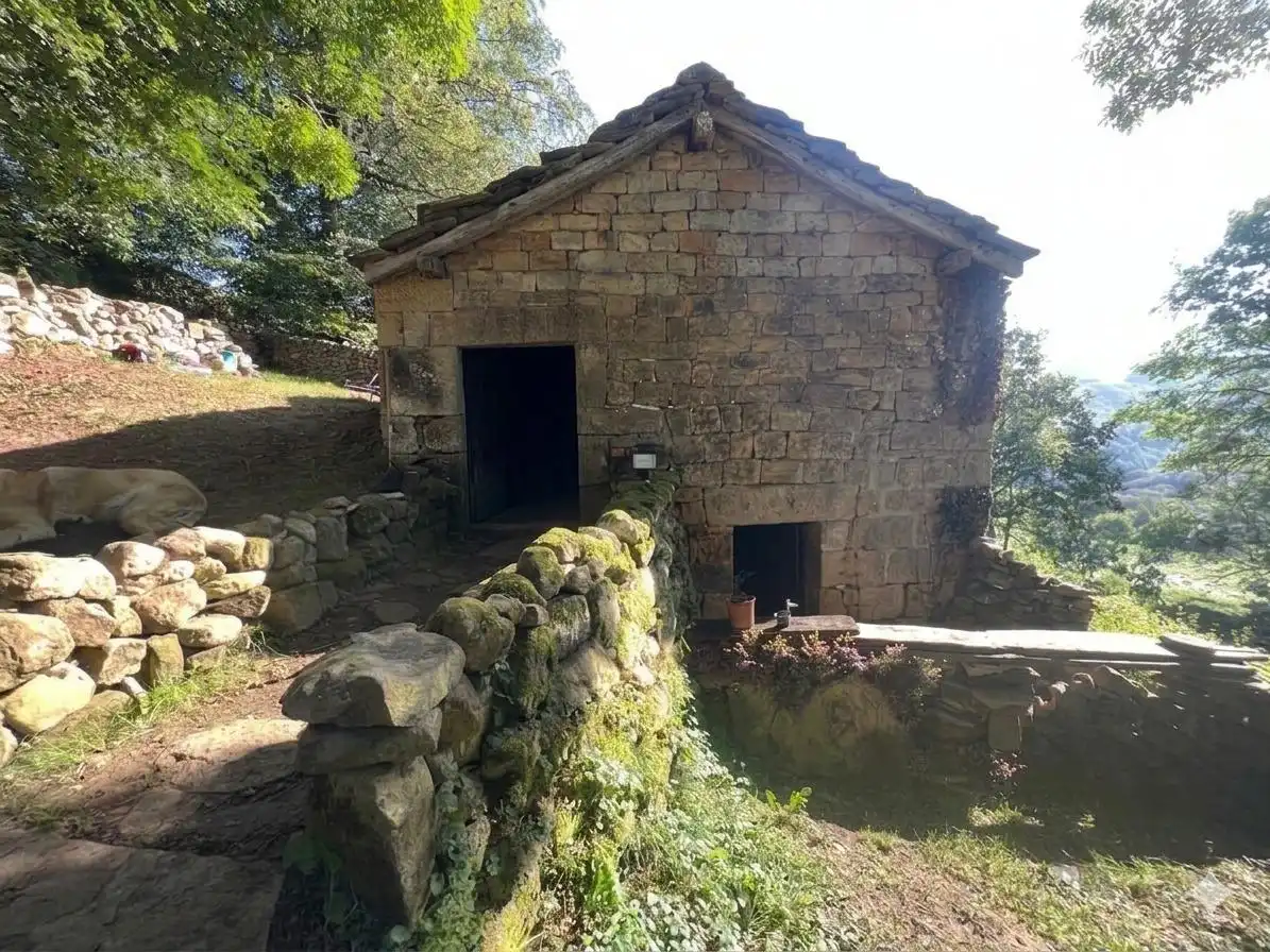 Vista exterior de Casa o xalet en venda en Luena  amb Jardí privat