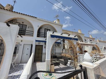 Casa aparellada amb piscina en venda a Zona Carrefour - Urbanizaciones
