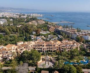 Vista exterior de Apartament de lloguer en Marbella amb Aire condicionat, Terrassa i Piscina