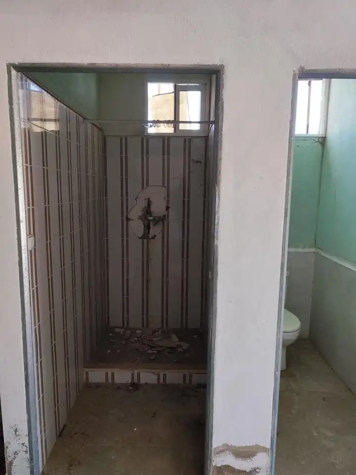 Badezimmer von Fabrikhallen zur Miete in Castalla