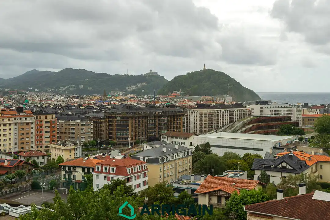 Vista exterior de Pis en venda en Donostia - San Sebastián  amb Calefacció