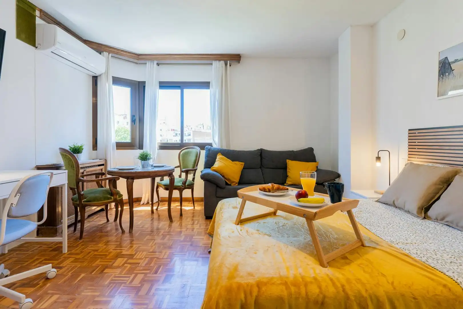 Schlafzimmer von Wohnung zur untervermieten in Valencia mit Möbliert, Waschmaschine und Fernseher