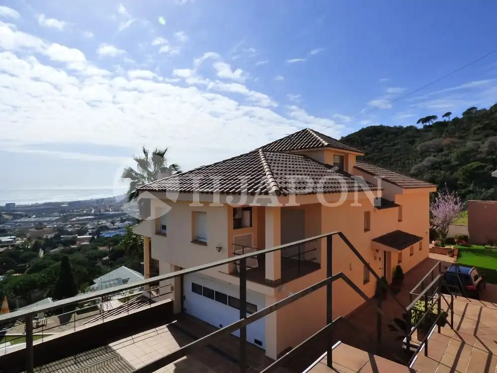 Vista exterior de Casa o chalet en venta en Badalona con Aire acondicionado, Jardín privado y Terraza