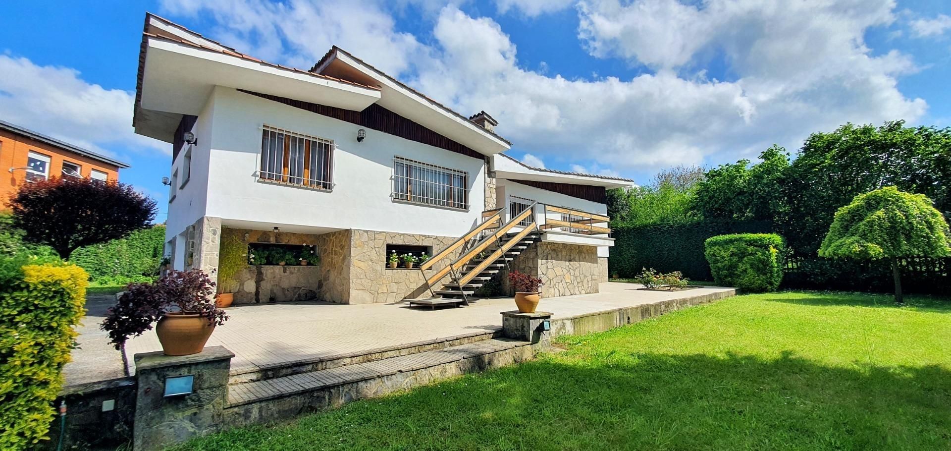 Vista exterior de Casa o xalet en venda en Oviedo  amb Calefacció, Jardí privat i Terrassa