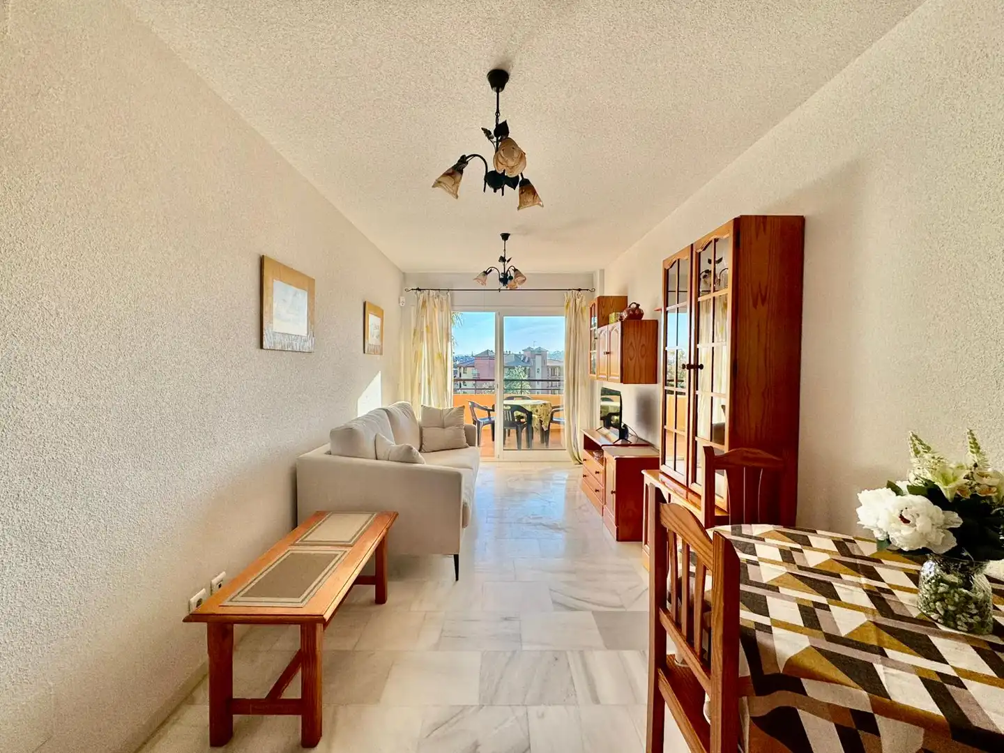Sala de estar de Piso en venta en Fuengirola con Aire acondicionado, Terraza y Piscina comunitaria