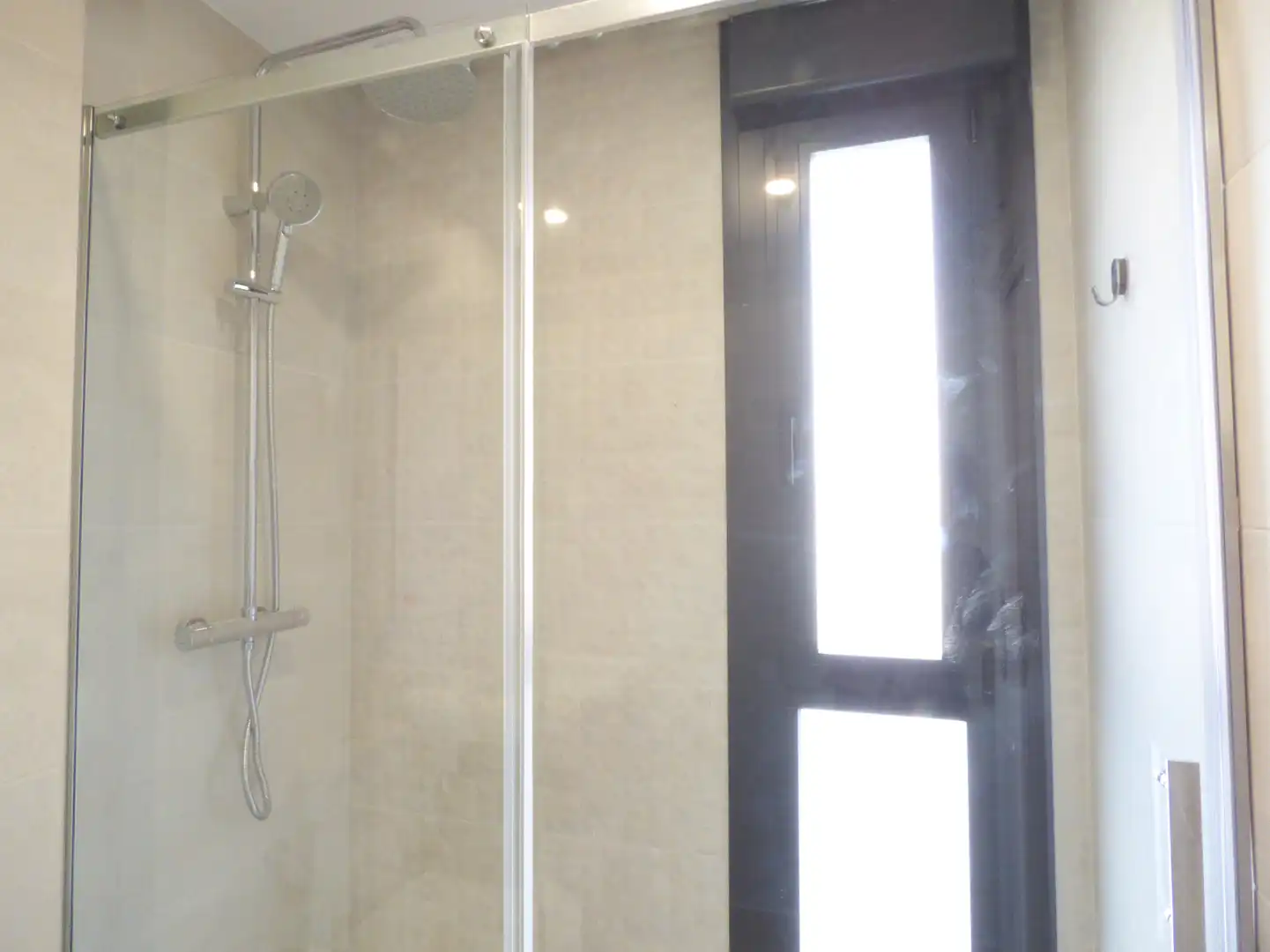 Bathroom of Flat for rent in Madrid  with Air Conditioner, Heating and Private garden