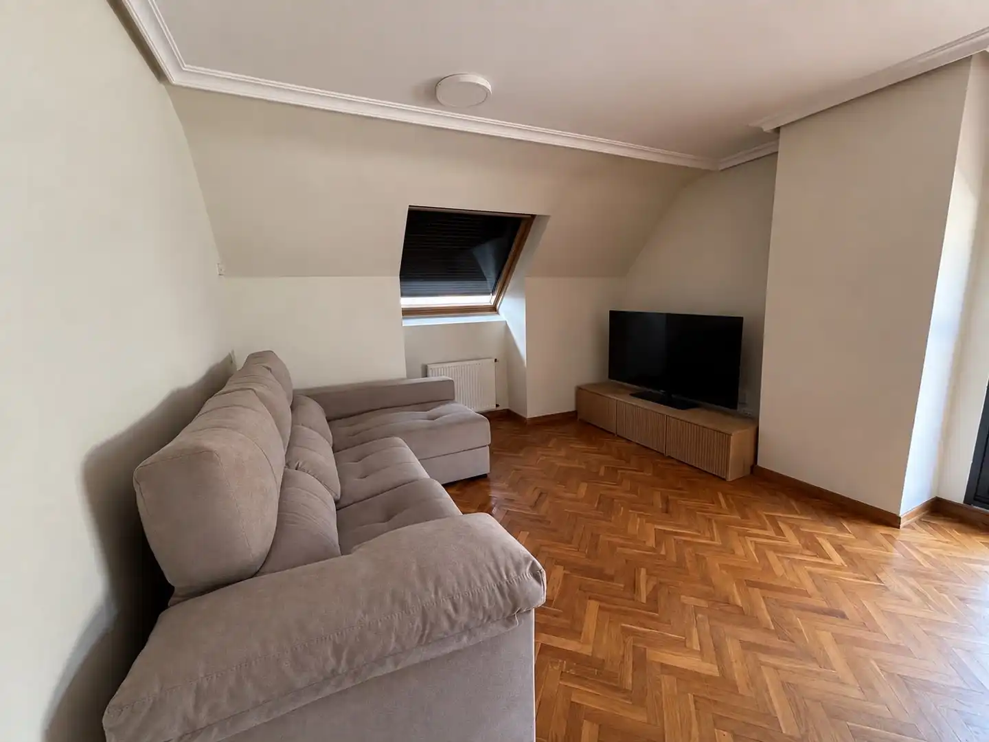 Sala d'estar de Àtic de lloguer en Oviedo  amb Calefacció, Parquet i Terrassa