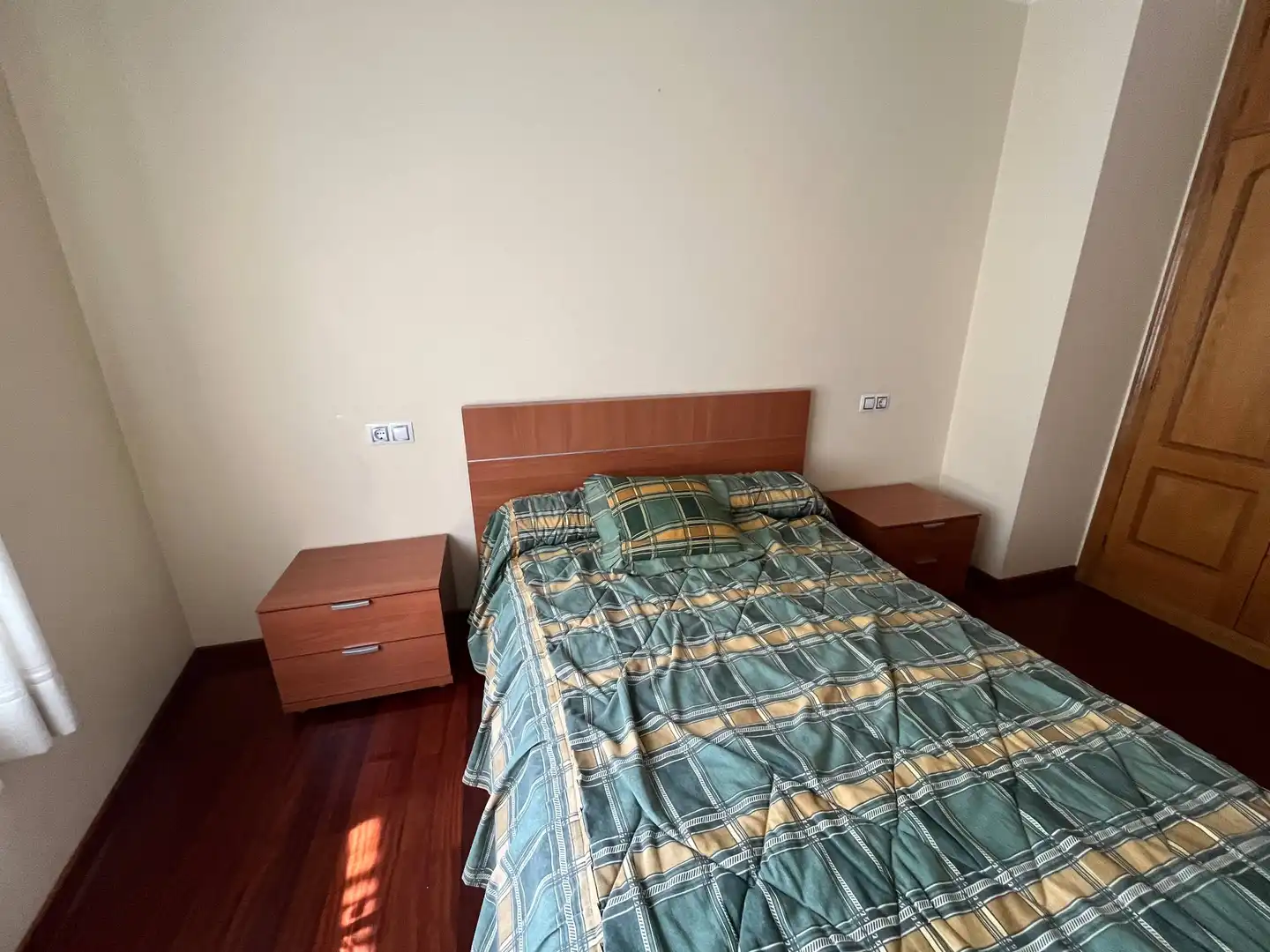 Habitación de Piso de alquiler en Santiago de Compostela  con Calefacción, Trastero y Amueblado