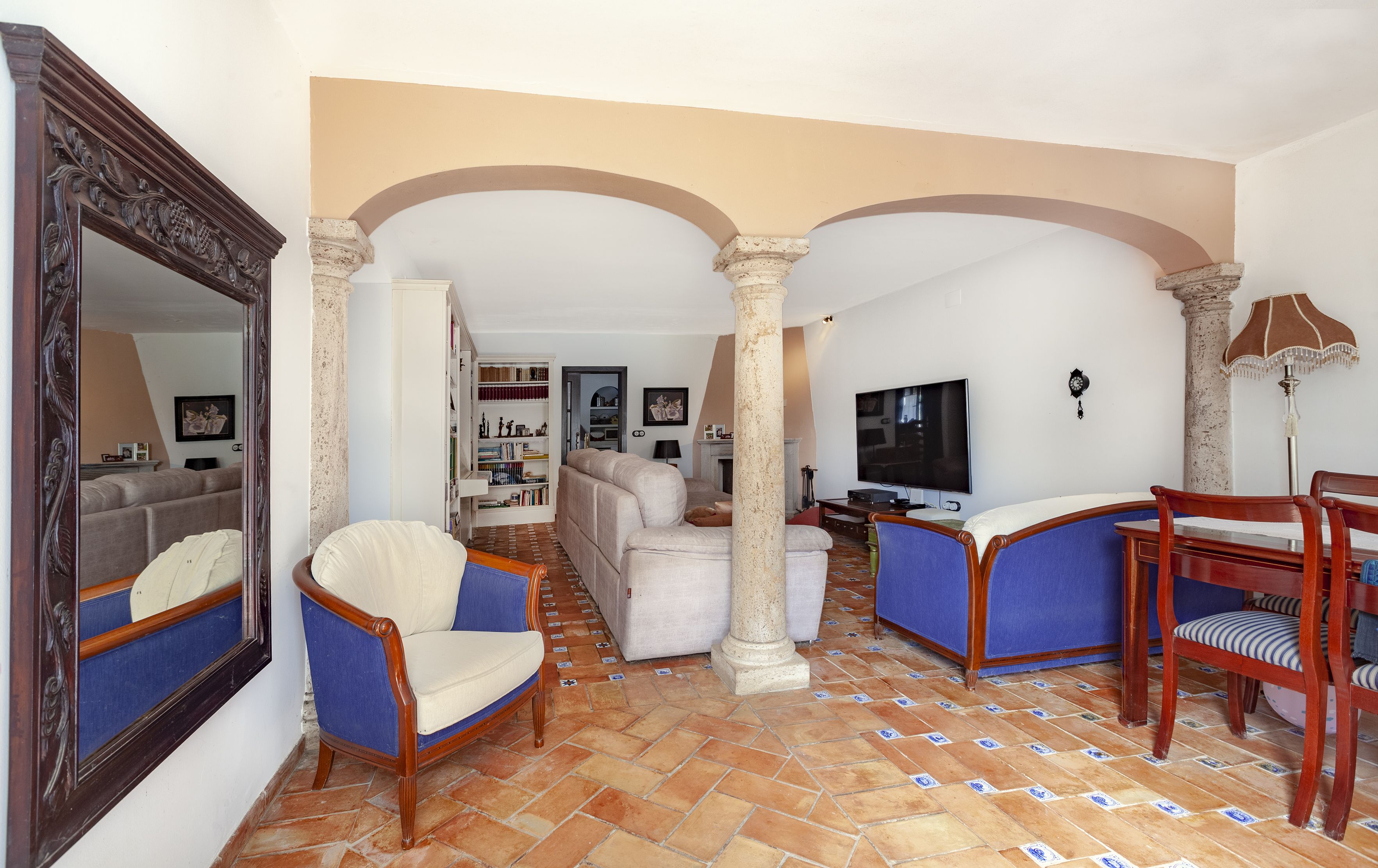 Sala d'estar de Casa o xalet en venda en Carmona amb Jardí privat, Terrassa i Piscina