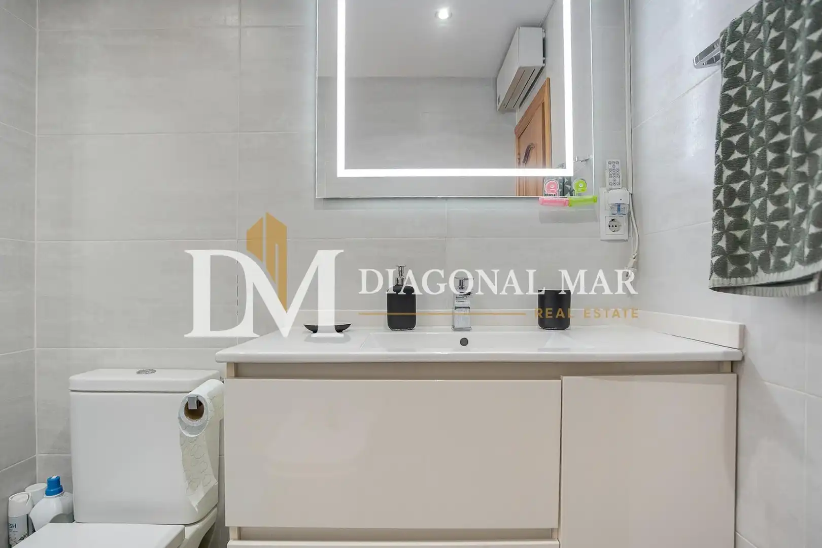 Bany de Dúplex en venda en Barcelona amb Aire condicionat i Balcó