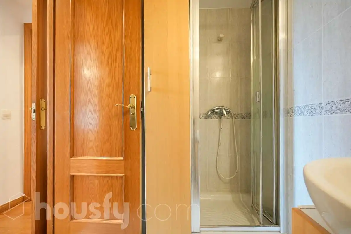 Bathroom of Flat for sale in Madrid  with Air Conditioner, Heating and Private garden