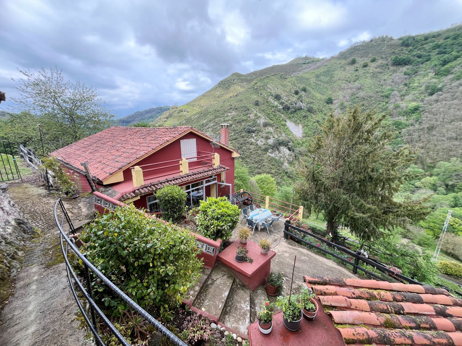 Vista exterior de Casa o xalet en venda en Grado amb Calefacció, Terrassa i Traster