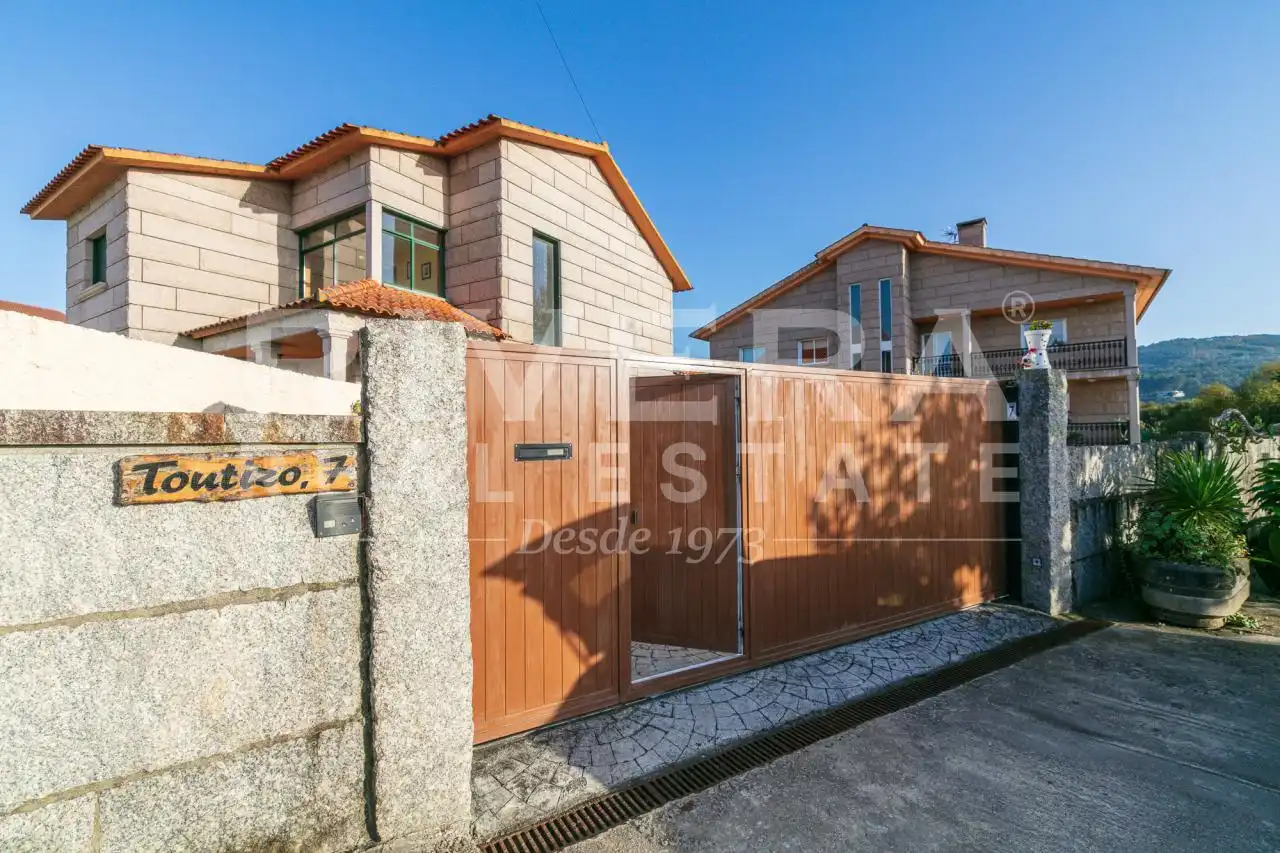 Vista exterior de Casa o chalet en venta en Vigo  con Calefacción, Jardín privado y Parquet