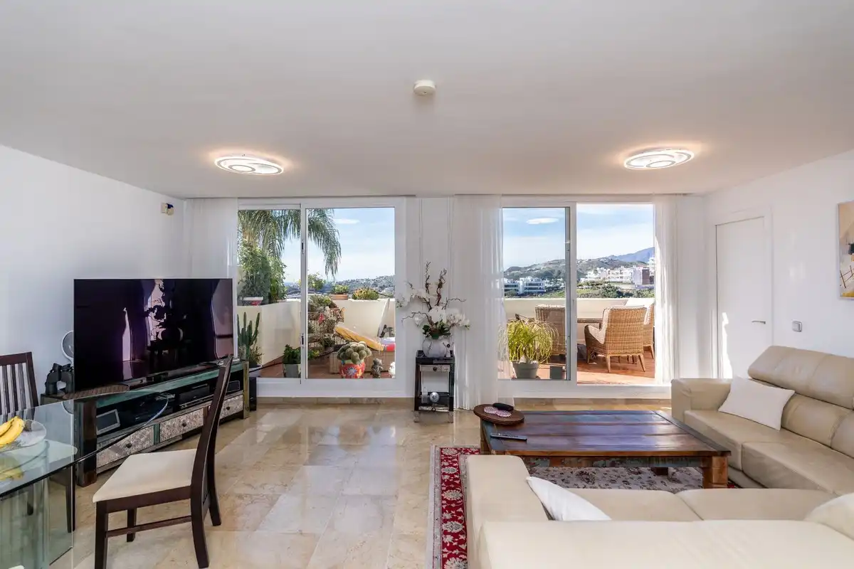 Wohnzimmer von Wohnungen zum Verkauf in Benahavís mit Klimaanlage, Privatgarten und Terrasse