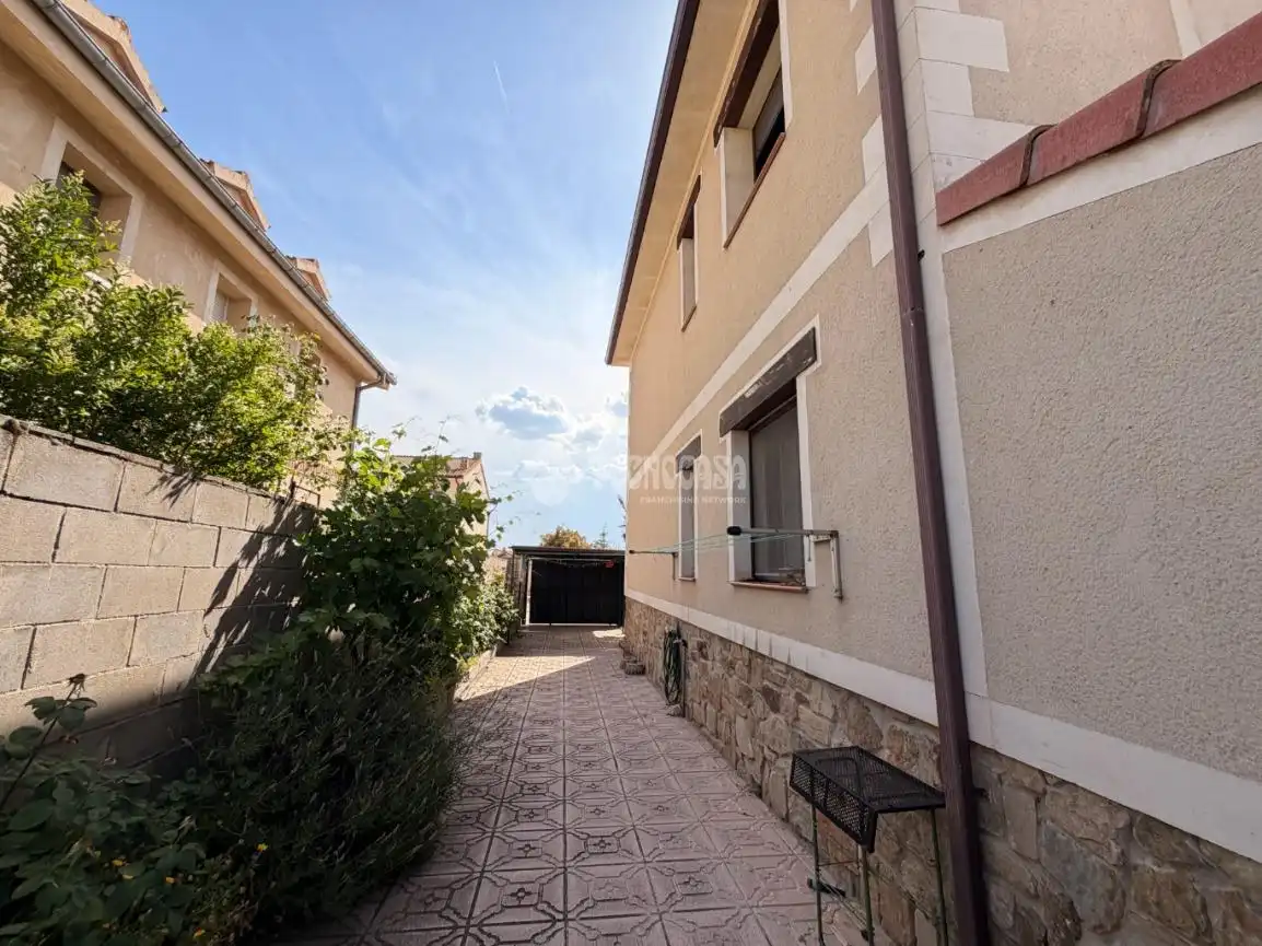 Vista exterior de Casa adosada en venta en Segovia con Calefacción