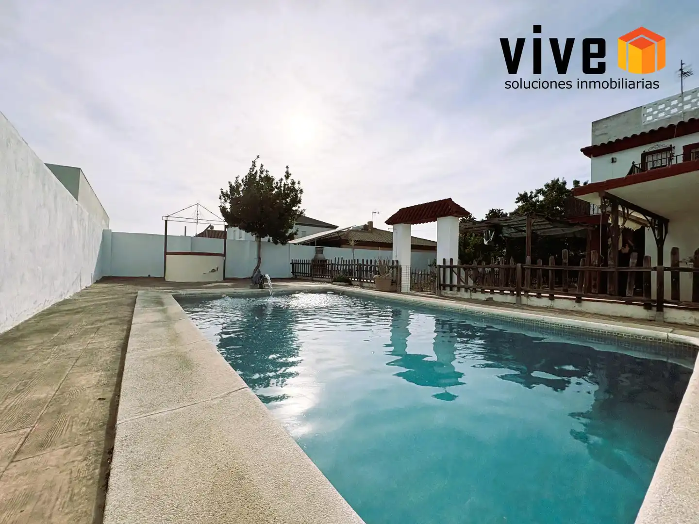 Piscina de Casa adosada en venta en Mairena del Aljarafe con Aire acondicionado, Calefacción y Jardín privado
