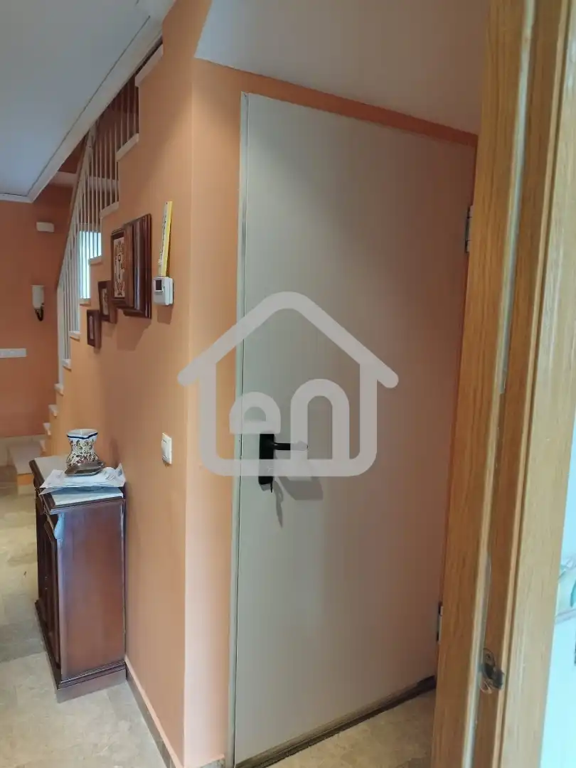 Einfamilien-Reihenhaus zum Verkauf in Requena mit Klimaanlage und Balkon