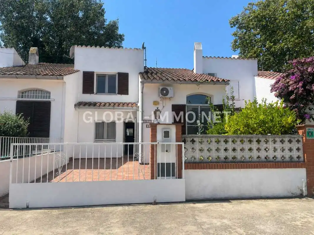 Außenansicht von Haus oder Chalet zum Verkauf in Empuriabrava mit Klimaanlage, Heizung und Terrasse