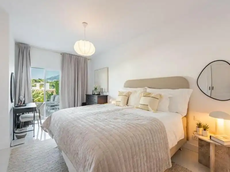 Habitación de Planta baja en venta en Marbella con Aire acondicionado, Terraza y Piscina