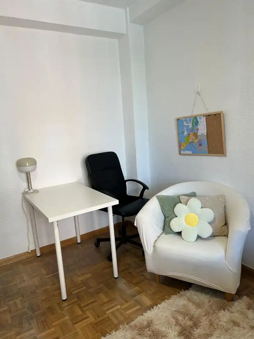 Schlafzimmer von Wohnung zur Miete in Madrid mit Heizung, Parkett und Möbliert
