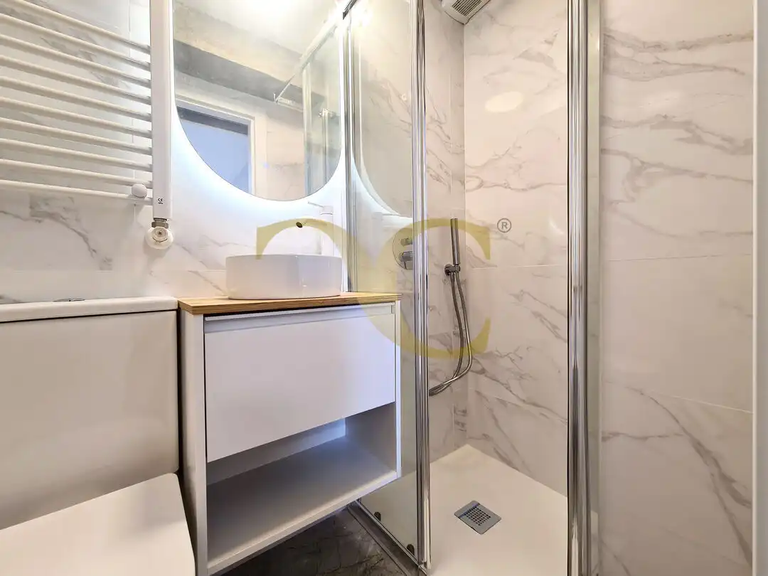 Baño de Piso en venta en Oviedo  con Calefacción y Amueblado