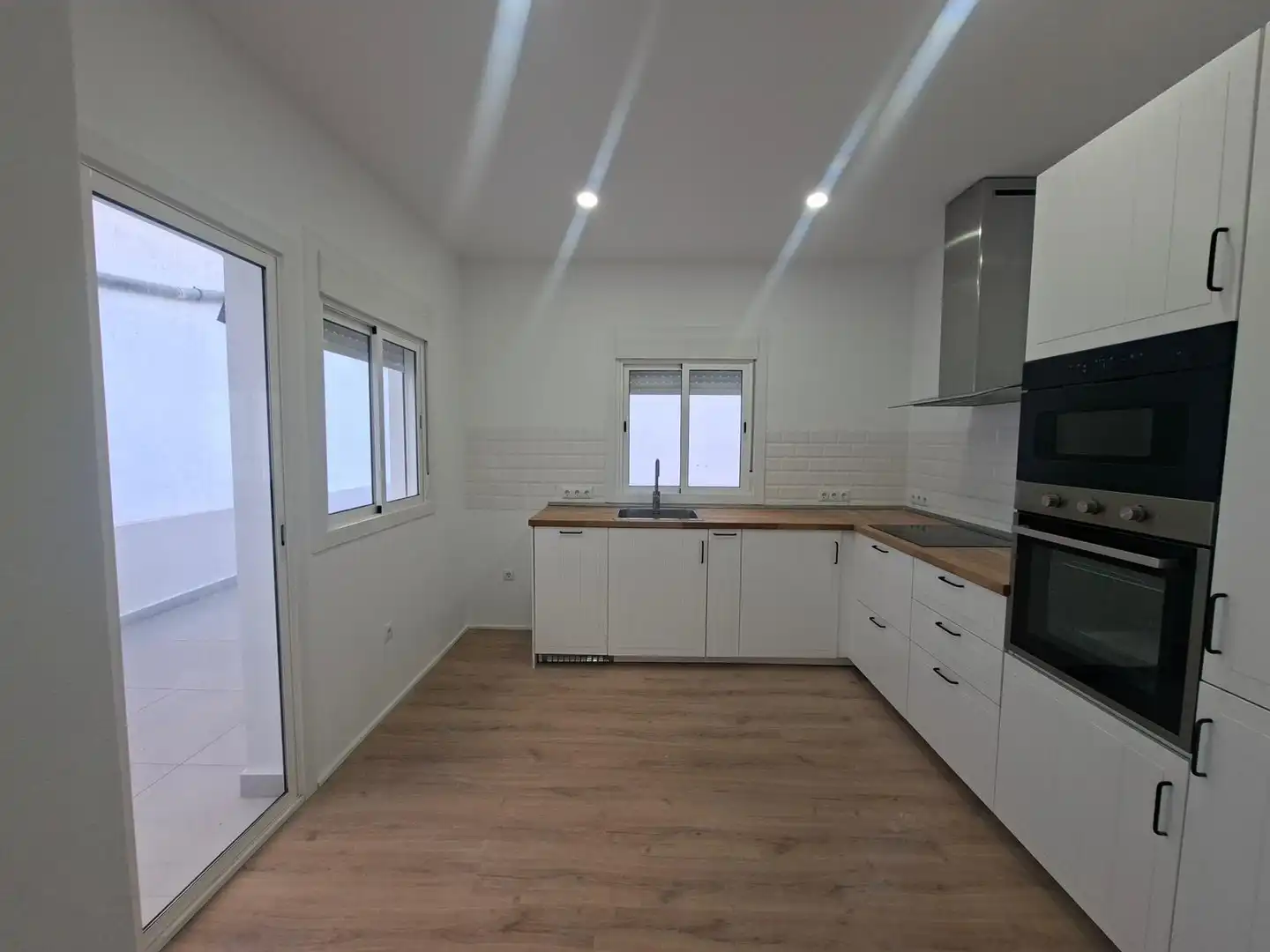 Cuina de Casa o xalet en venda en San Cristóbal de la Laguna amb Jardí privat, Parquet i Terrassa