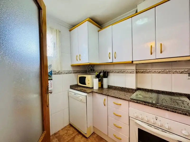 Cuina de Apartament en venda en Torrevieja amb Terrassa, Piscina i Moblat