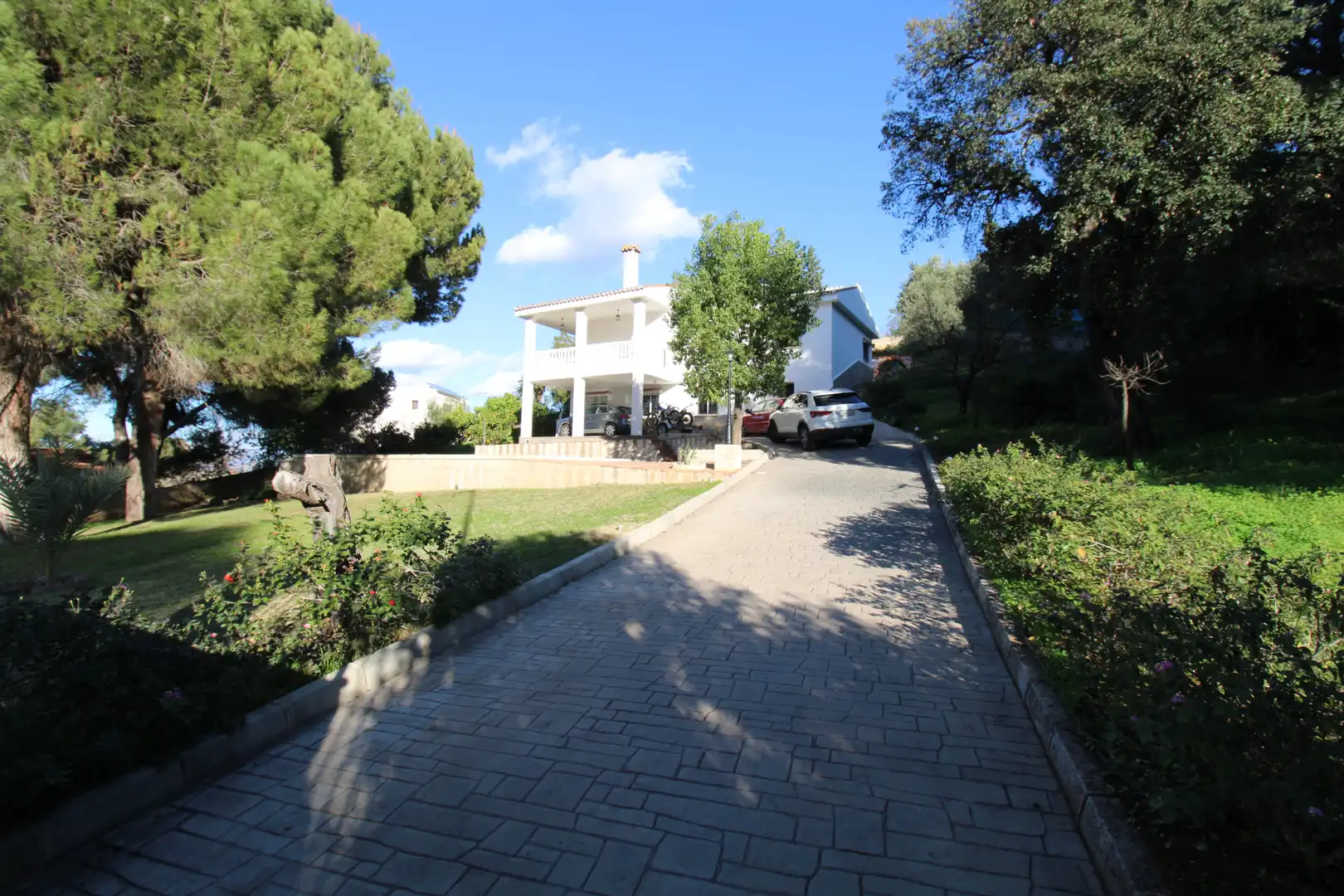 Vista exterior de Casa o xalet en venda en Alhaurín de la Torre amb Aire condicionat, Jardí privat i Terrassa