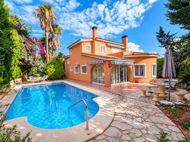 Detached house with pool for sale in Gata de Gorgos