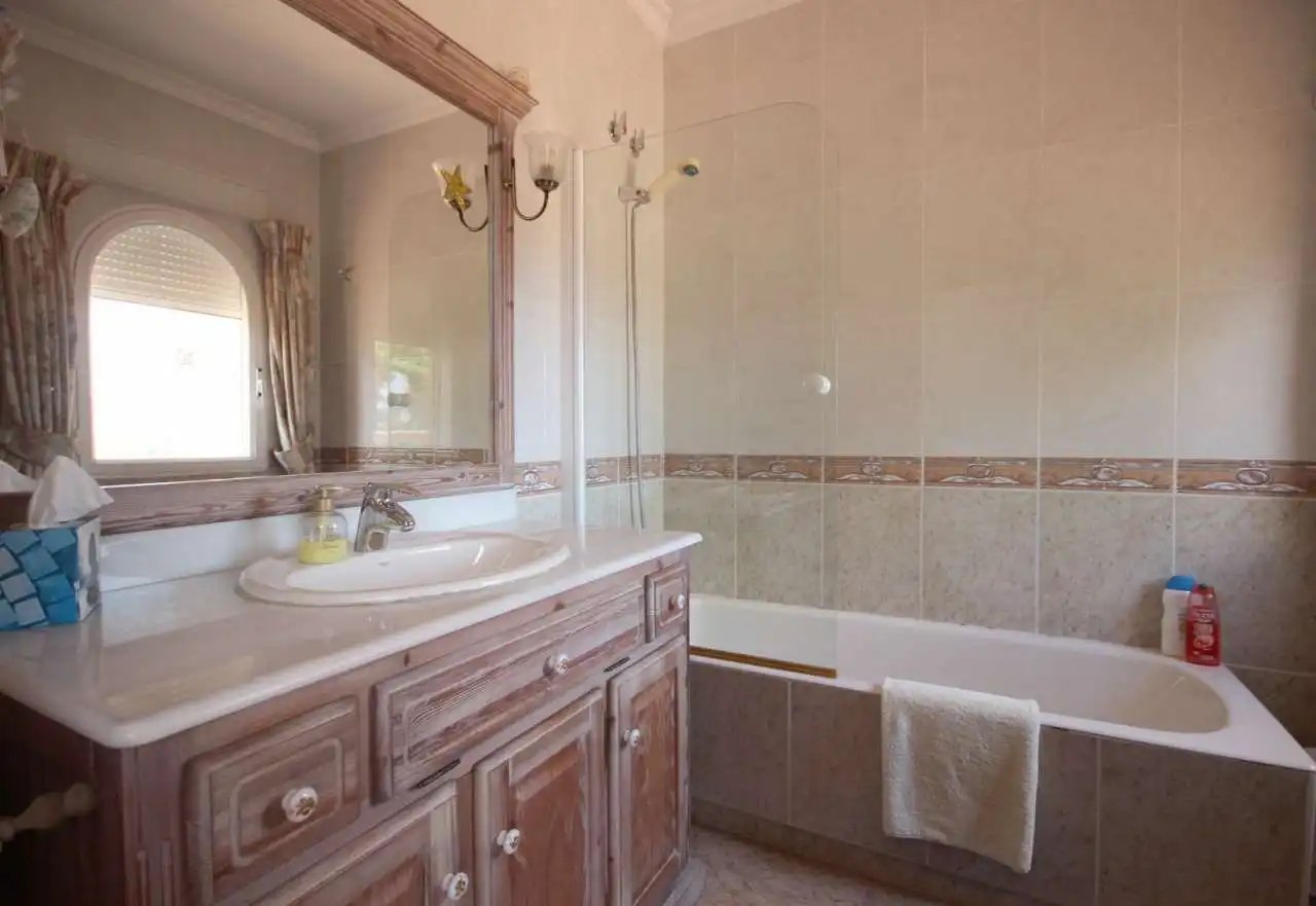Bathroom of Houses for sale in L'Alfàs del Pi  with Air Conditioner, Private garden and Terrace
