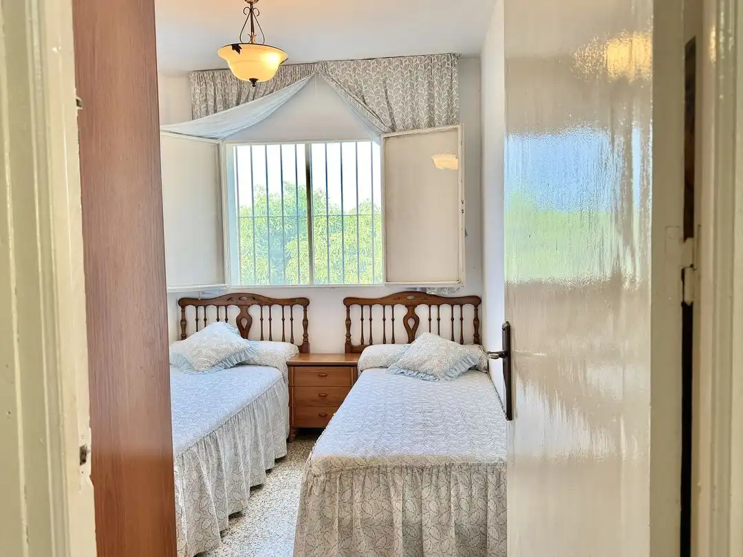 Dormitori de Casa o xalet en venda en Benamocarra amb Jardí privat i Moblat