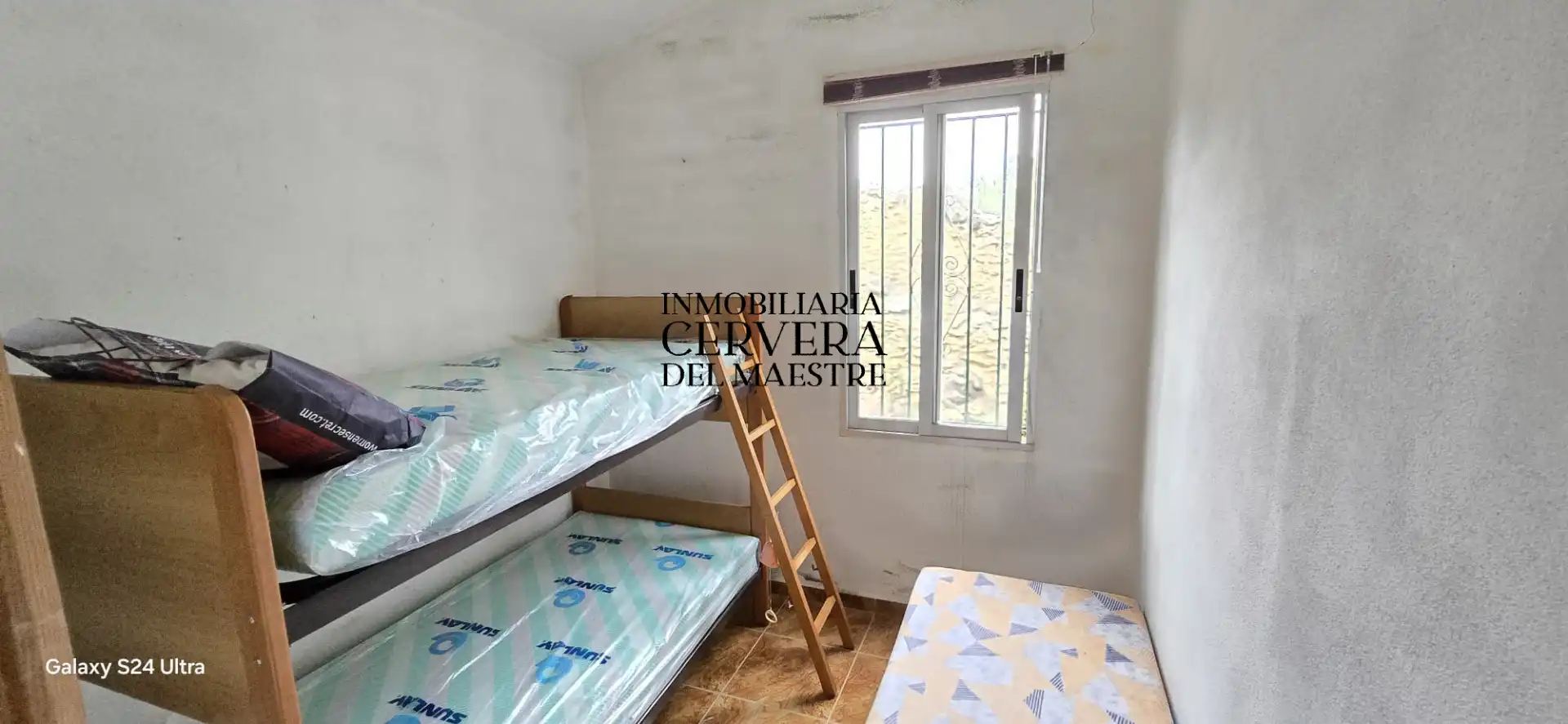 Dormitori de Finca rústica en venda en Cervera del Maestre amb Moblat