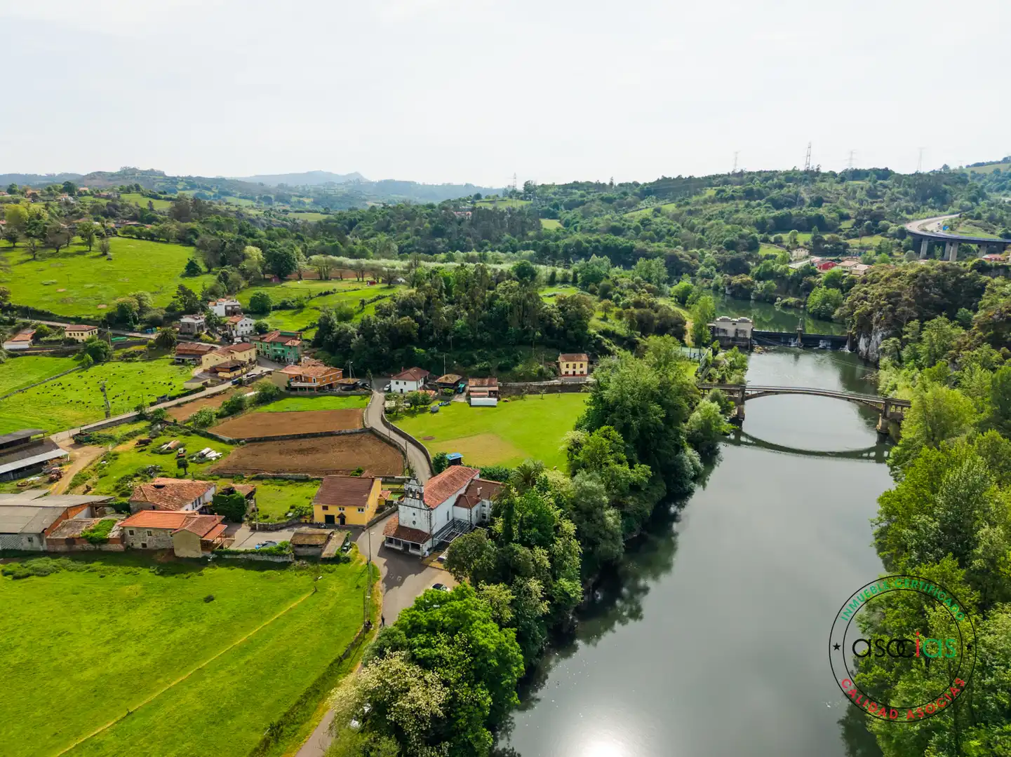 Vista exterior de Casa o chalet en venta en Las Regueras   con Calefacción y Jardín privado